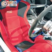 火紅色SPARCO賽車桶椅，在比賽期間為車手帶來周全保護。