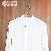 白恤衫的Liu衣領設計特別。