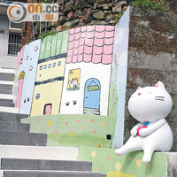 由插畫家貓小P設計的貓家族公仔，位於貓村各處。