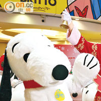 多個超萌Snoopy雕塑將換上聖誕潮裝穿梭商場不同角落。