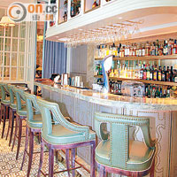 餐廳入口位設有舒適的酒吧，供應意大利葡萄酒及雞尾酒。