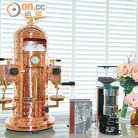 Victoria Arduino銅製復古版咖啡機全球限量100部，成為餐廳另一注目裝飾品。