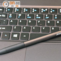 新機附送Acer Active Pen主動式觸控筆，惟機身沒有提供收納位置。