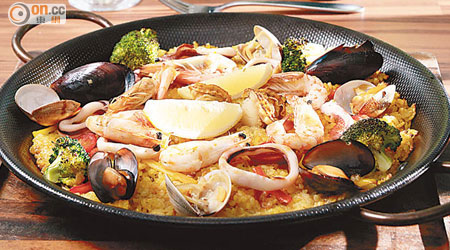 西班牙風海鮮飯 $148/份、$88/半份<br>沿自巴倫西亞的海鮮燉飯，加入蝦、青口、蜆同煮，飯粒較傳統的海鮮燉飯軟熟，是香港人比較喜愛的質感。