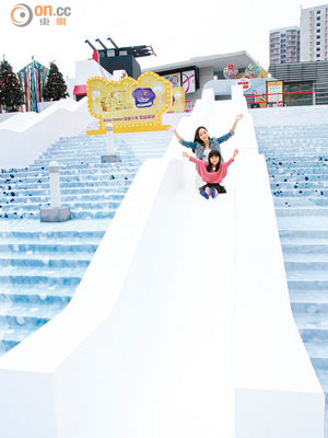 「《米奇歡笑多》冰雪滑梯」長達16米，由低位向上拍攝，氣勢逼人。