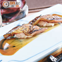 穴子壽司 $60/件<br>活魚製作，香燒後蘸點陳釀3年的鰻魚醬來吃，滋味滿分。