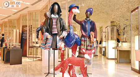 由日本新進創作團體Ribbonesia打造的立體動物絲帶雕塑擺放於店內不同角落。