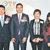 香港中國旅行社董事總經理薛曉崗先生（左一）、銀聯國際香港分公司總經理李鵬林先生（左二）、香港中國旅行社副總經理張平女士（右二）及歌手糖妹，當日出席推廣儀式。