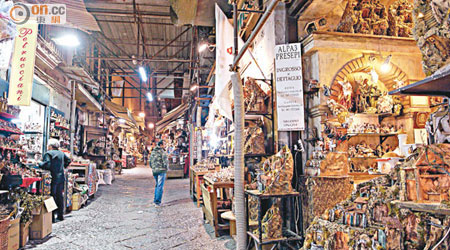 整條Via San Gregorio Armeno開滿各式泥偶店。
