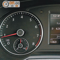 雙圈式儀錶配合中央小屏幕，提供豐富行車資訊。