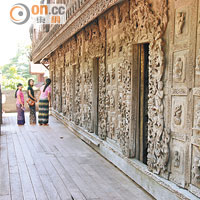 寺院外圍幾乎所有平面都被精細的木雕所佔據。