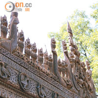 寺院中以篷頂部分的雕飾最勁，就算只有一根指頭大小的柱子，也雕出了讓人驚嘆的精細人像。