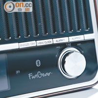 可利用機面操控掣來搜尋FM電台節目，亦能設定鬧鐘等。