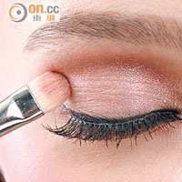 Step1：以眼影掃將粉紅色眼影掃抹整個眼窩。