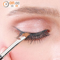 Step2：利用眼線掃的斜度，沿睫毛根部勾畫上眼線。
