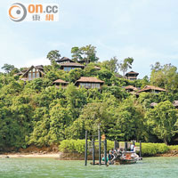 酒店位於隱世小島Koh Yao Noi之上，僅是酒店建築，已為半島一景。