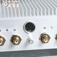 插口以平衡規格排列，分左右聲道分別設有輸入及輸出插口。
