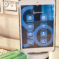 房間以iPhone 5取代傳統電話，指尖一撥就可在iPad上操控燈光、溫度和窗簾開關。