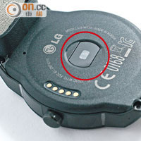錶底設有充電接觸點及心跳感應器（紅圈）。