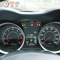 恍如跑車充滿戰鬥意味的錶板鋪排，中央設彩色屏幕顯示豐富行車資訊。