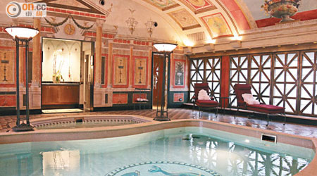 總統套房內竟然別有洞天，這是佐治古尼都游過的羅馬浴池。