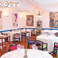 餐廳掛滿現代畫作，擁有Gallery的摩登氛圍。