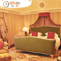 不少名人住過的總統套房主人房，最出名是以高級絲綢訂製的寢具。