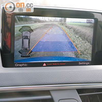 中控台頂設7吋手動摺合屏幕，配上後泊鏡頭令泊車更方便及安全。