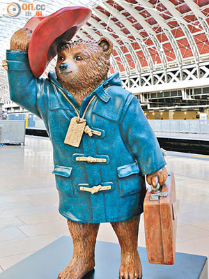 Paddington Bear的故事始於Paddington火車站，因此作者Michael Bond設計的小熊亦放於站內。