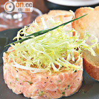 Salmon Tartar $80<br>三文魚他他加入帶子、紅葱頭、醃檸檬等，平衡了油腴的三文魚，口感豐富厚實。