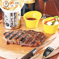 Charcoal Grill US Rib Eye $320<br>每塊足260克重的肉眼扒，配上專用的牛扒刀，切開時流出滿滿的肉汁，炭火用的是蘋果木，使牛扒滲出絲絲炭香及蘋果木香氣。