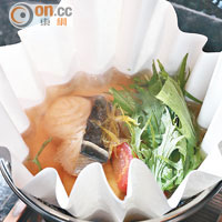 萬葉柚子胡椒紙鍋<br>主菜之一，京都水菜、鰆旨煮、聖護院蘿蔔、金時紅蘿蔔極具水準，用萬葉柚子醬熬煮的湯底更清甜可口。