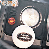 追加的PIAA車頭霧燈，能在視野不佳的環境下提供充足照明。 