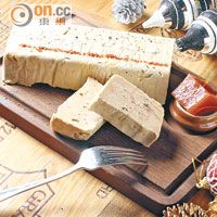 法式鵝肝凍批<br>傳統的法式鵝肝凍批是節日必備美食之一，以法國鵝肝和黑松露做成的凍批，配上Quince Paste果凍，味道甘香。
