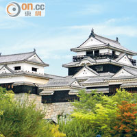 松山城建築分為本丸、二之丸及三之丸，雄據勝山山頂。