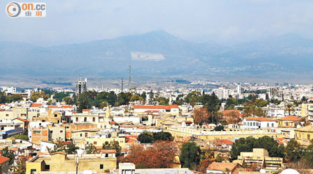 登上全市最高的大廈，可清楚看到北邊的山嶺上有北塞浦路斯的旗幟圖像。