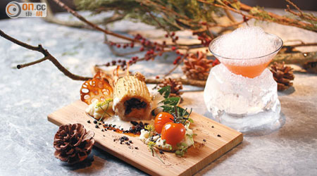 ICICLE配Yule Log Chicke <BR>Mezcal Reposado龍舌蘭酒柚子、黑胡椒糖漿、鼠尾草和粉紅鹽泡沫造成的雞尾酒，配扮作Log Cake的雞豆蓉蘑菇雞卷，柚子和海鹽的味道有去膩之效。