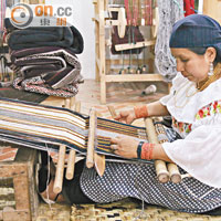 織布達人Luzmila，示範如何利用腰力協助織布。