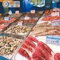龍蝦、翡翠螺等，是巴黎人常吃的海鮮，但市場還可以找到海膽、蟶子和鮑魚。