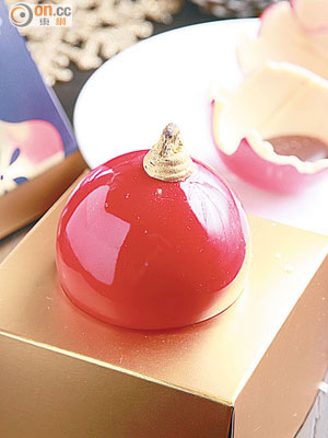 閃爍紅花聖誕球 $198（b）<br>香甜的白朱古力球面層塗上紅噹噹的顏色變成聖誕球，充滿節日氣氛。 