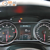 雙圈式儀錶板配上遮光罩，中間設有屏幕顯示行車資訊。