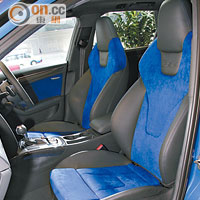 跑車座椅採用與車身相同的彩藍色，內外跑味濃烈。