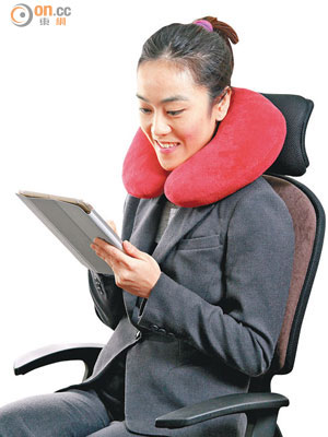 乘搭長途客機，U形頸枕是好幫手，可減少頸部肌肉壓力。