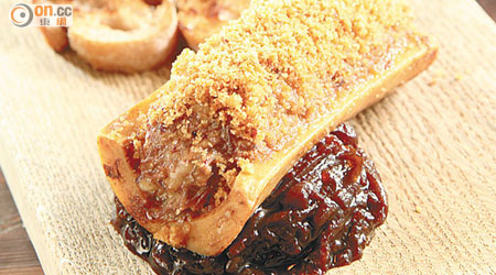 Baked Bone Marrow, Gentleman's Relish, Onion Jam $128<br>Gentleman's Relish是傳統英式醬汁，用鯷魚、香料、香草及牛油提煉而成，與豬骨髓搭配集甜、酸、鹹、油潤的口感於一身，伴碟的洋葱醬則混合了糖和醋，有提神醒胃的作用。