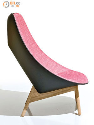 於2015年才推出的Uchiwa Chair，弧形椅背配以矮身設計，坐下時更見舒適，未定價。