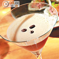 Coffee Cocktail $120<br>特濃咖啡加入Rum酒後放在樽內搖至起泡，抽走空氣後加奶和檸檬酸，放入冷凍離心機將奶和酒分離，令咖啡味濃而沒苦味。