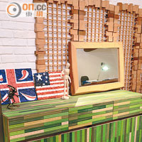 店主以木尺來裝飾木櫃，每把木尺均髹上不同的綠色。$16,800