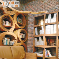 巨型樟木書櫃以自然空心的樟木加工製造，一個又一個圓形空心樟木疊起，自然氣息濃厚。$34,800