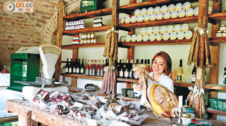 Antica Corte Pallavicina工房選用自家飼養的黑毛豬後腿肉醃製火腿，十分矜貴。