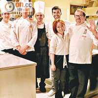 Massimo Spigaroli（右）熱愛烹飪，開設的餐廳曾奪米芝連一星。